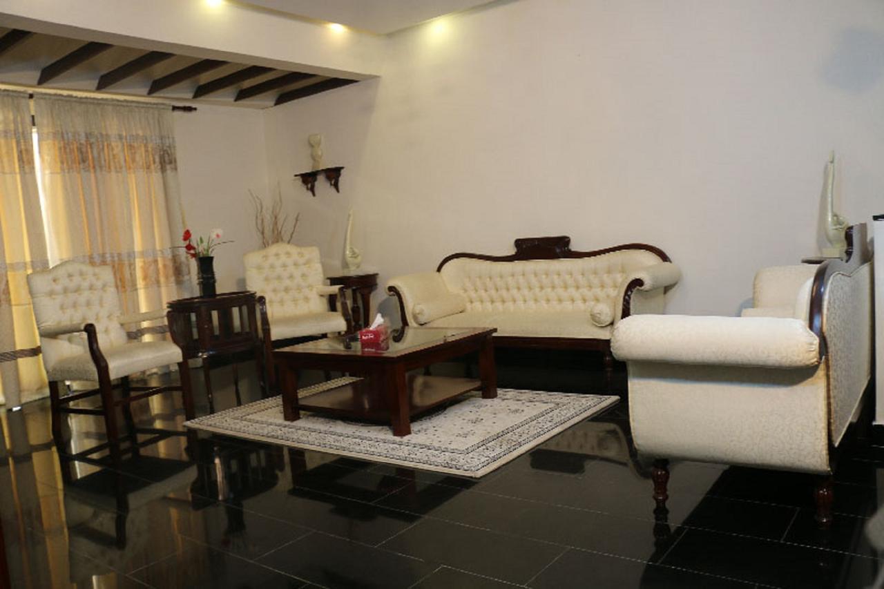 Palm Spring Resort Monrovia Luaran gambar